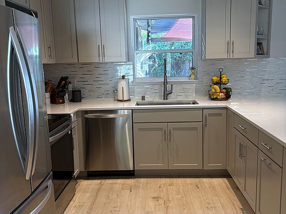 5th image of 994 Woodgrove Ln