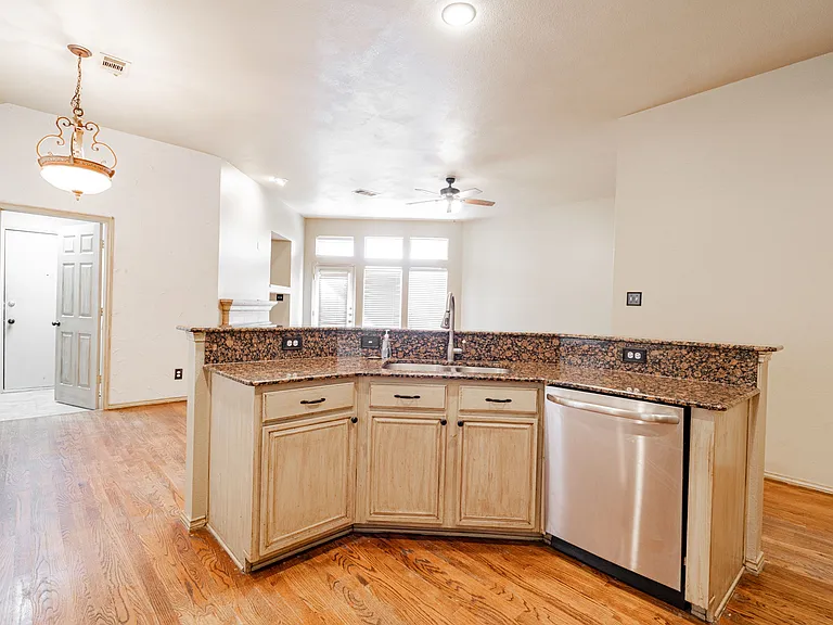 1875 Crestlake Dr — Photo 13