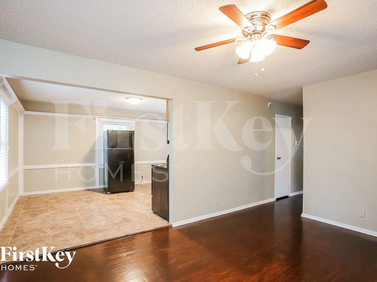 4 bed, 2.0 bath, 912 sqft, $1,715 — Photo 3