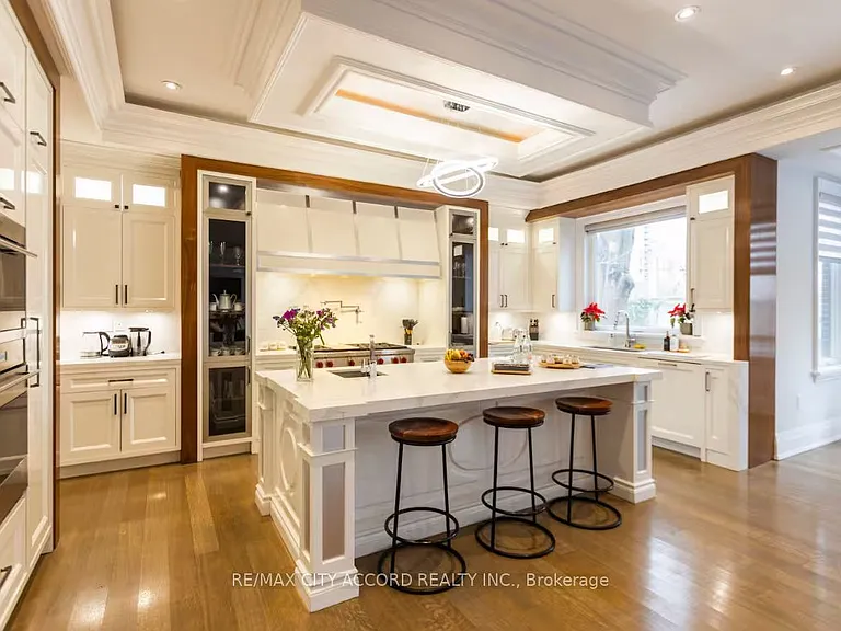 98 Upper Canada Dr — Photo 18