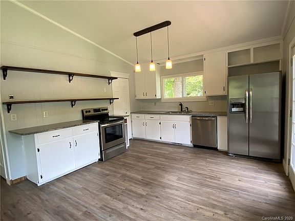 4th image of 915 Wood St
