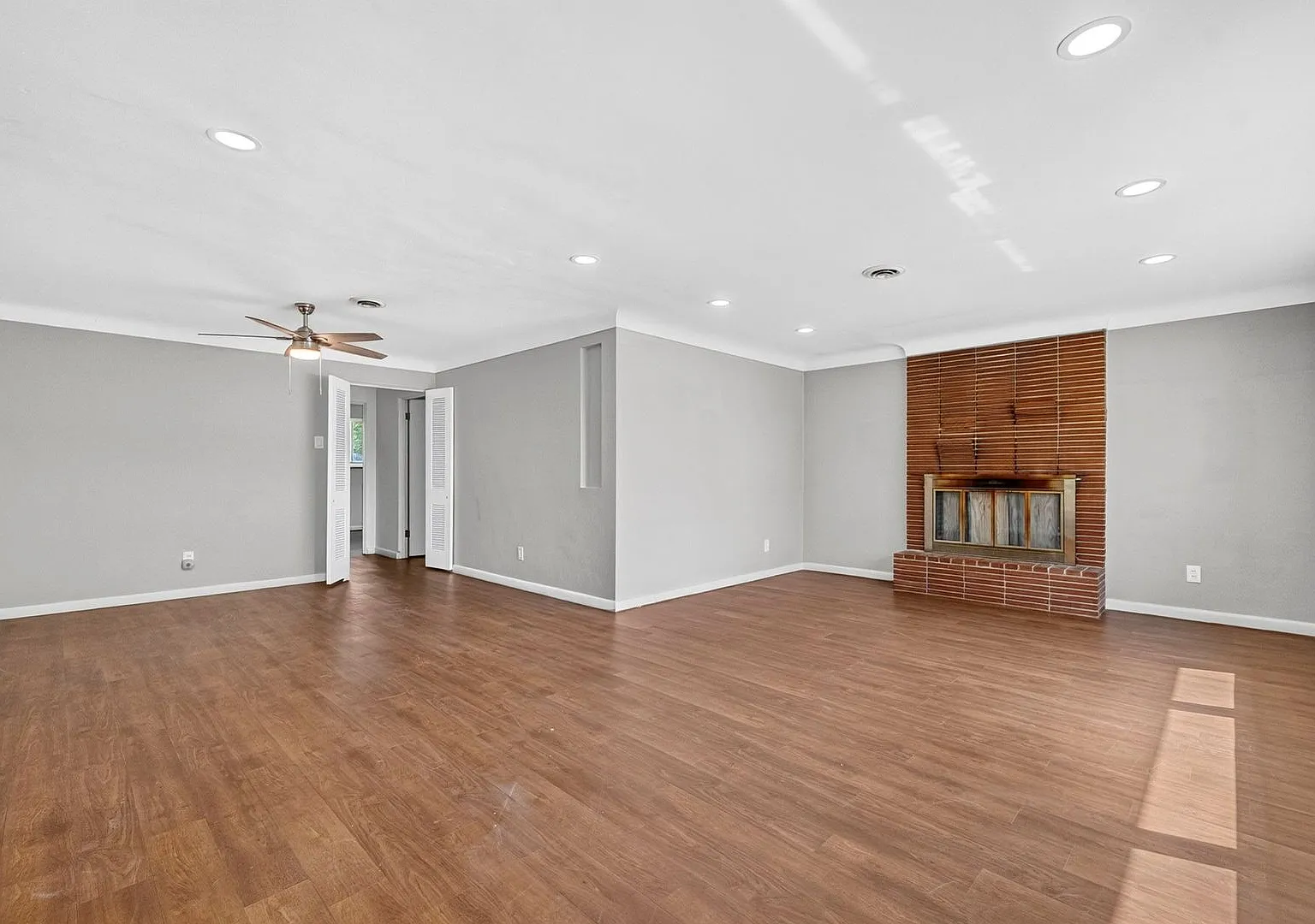 3 bed, 1.5 bath, 1564 sqft, $1,320 — Photo 3
