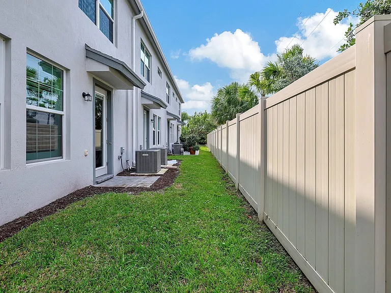 1807 SE Ocean Cove Way — Photo 32