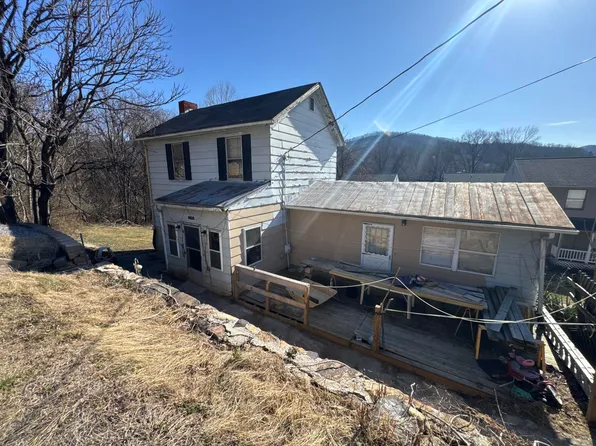 275 1st St, Buchanan, VA 24066