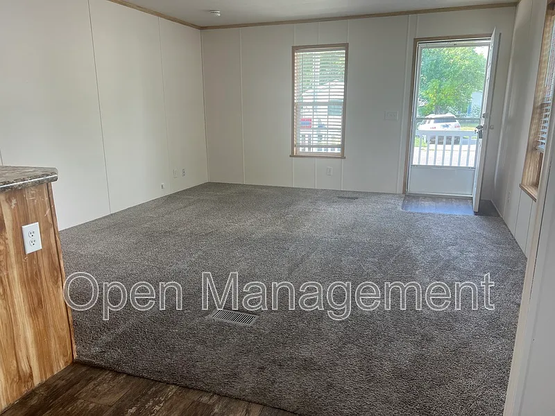 3 bed, 2.0 bath, 1216 sqft, $1,379 — Photo 2