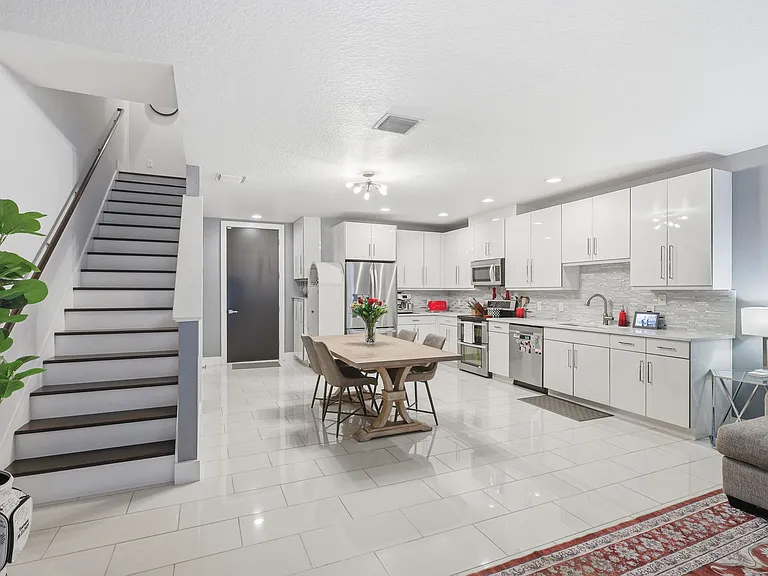 440 W Swoope Ave — Photo 4