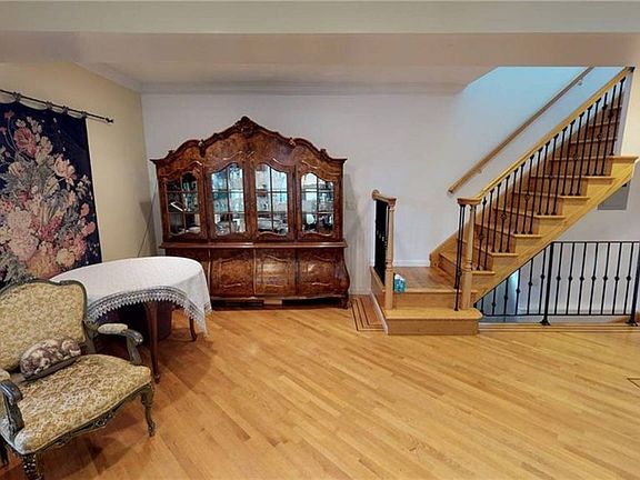 4th image of 2359 E 73rd St