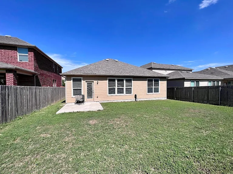 7900 Crystalbrook W — Photo 27