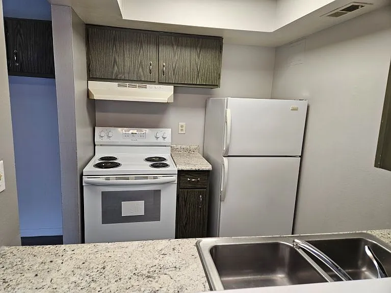 1592 Woodman Dr #17 — Photo 4