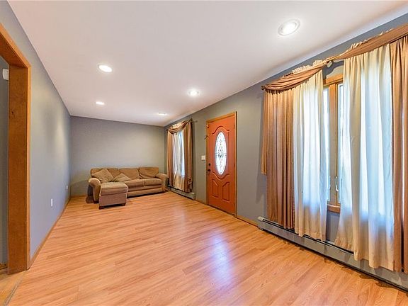 4th image of 32 Montana Ave