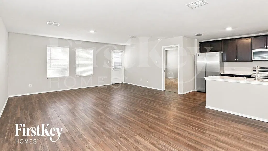 4 bed, 2.0 bath, 1695 sqft, $1,940 — Photo 4