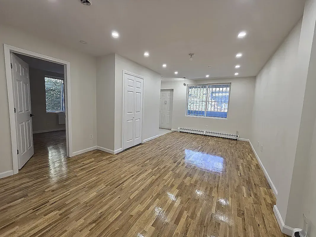 385 Vernon Avenue — Photo 4