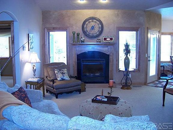 2nd image of 104 E Pinehurst Dr