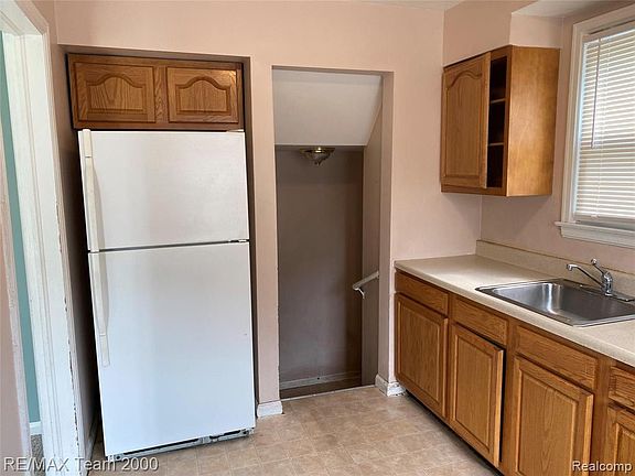 3rd image of 24800 Cooke St