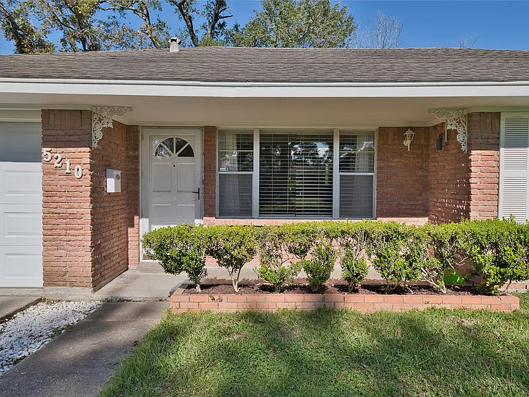 5210 De Lange Ln — Photo 2