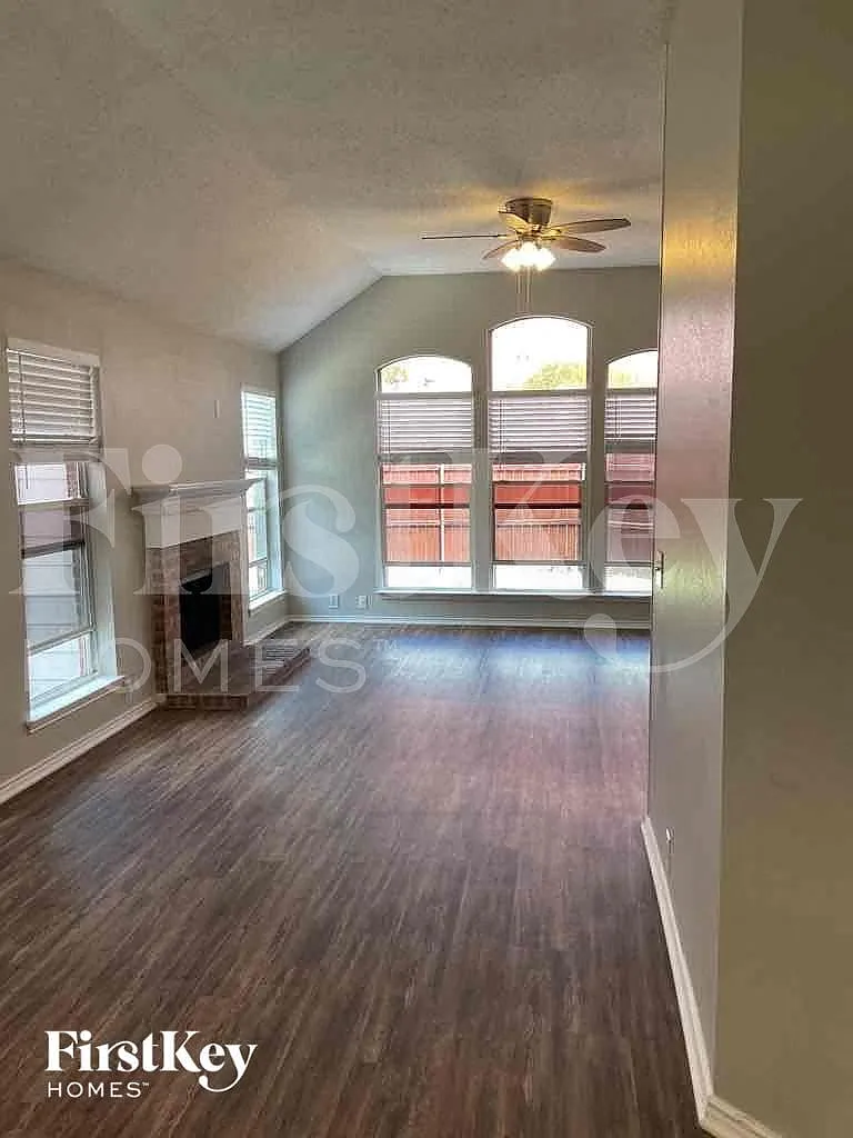 4 bed, 2.0 bath, 2069 sqft, $3,120 — Photo 4