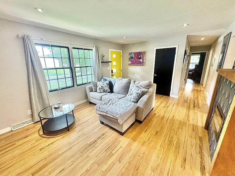 319 E 100th Ter — Photo 12