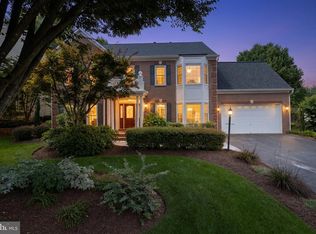 12916 Hedgetop Dr, Herndon, VA 20171