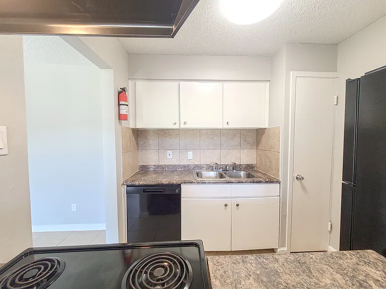 1911 Southmore Ave — Photo 15
