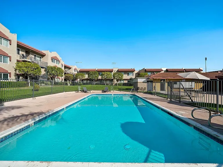 Azusa Gardens Apartments — Photo 4