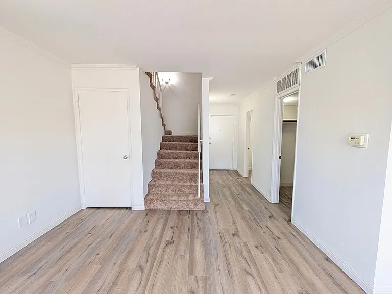 Chateau Lamont Apartments — Photo 14