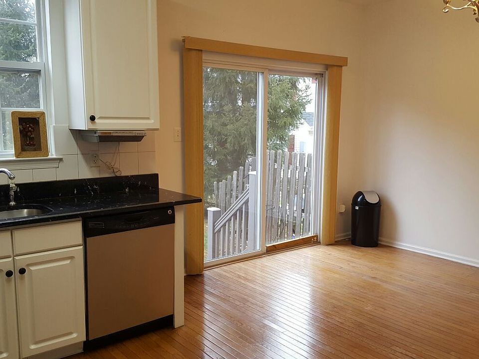 Kitchen with backyard