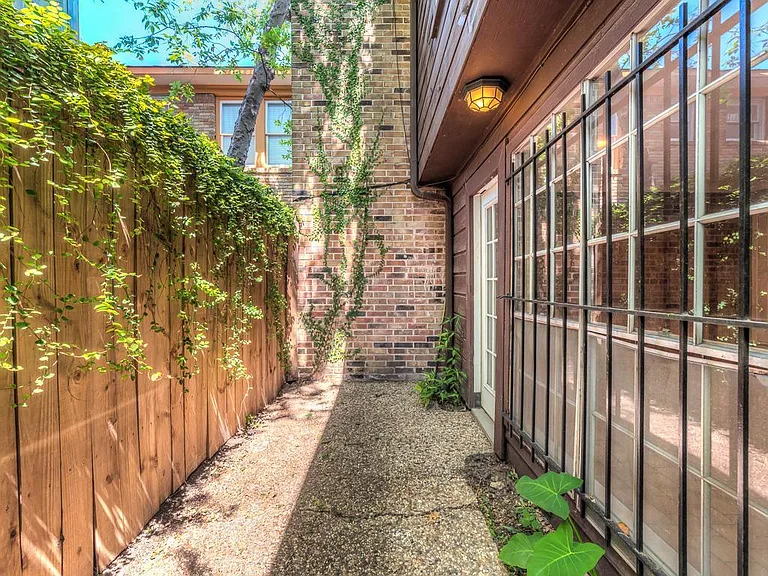 12 Hyde Park Blvd #6 — Photo 17