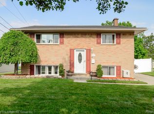 537 S Wildwood St, Westland, MI 48186
