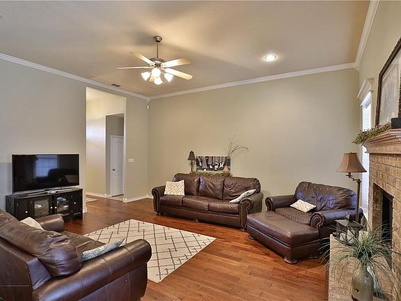 5th image of 702 Lone Star Dr