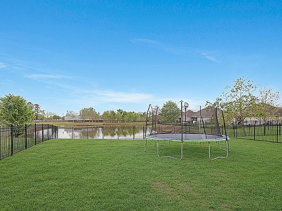 3rd image of 39525 Rue Royale