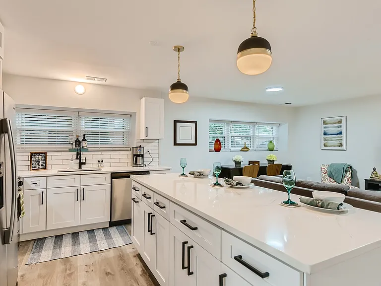 1351 W Balmoral Ave #G — Photo 9
