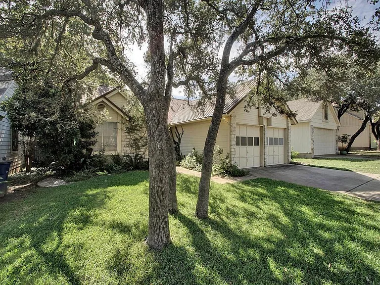 6305 Evangeline Trl — Photo 2