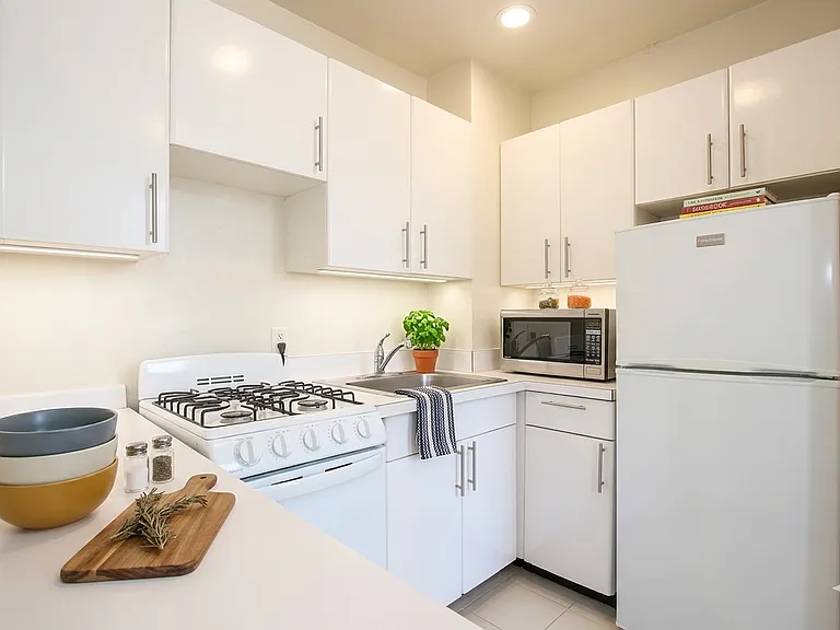 220 E 25th St #3B — Photo 2