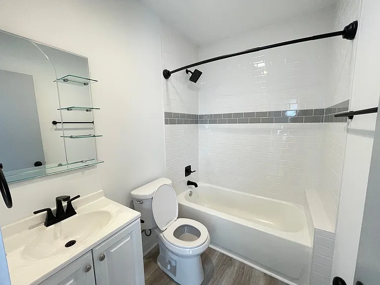 2275 W 11th St — Photo 6