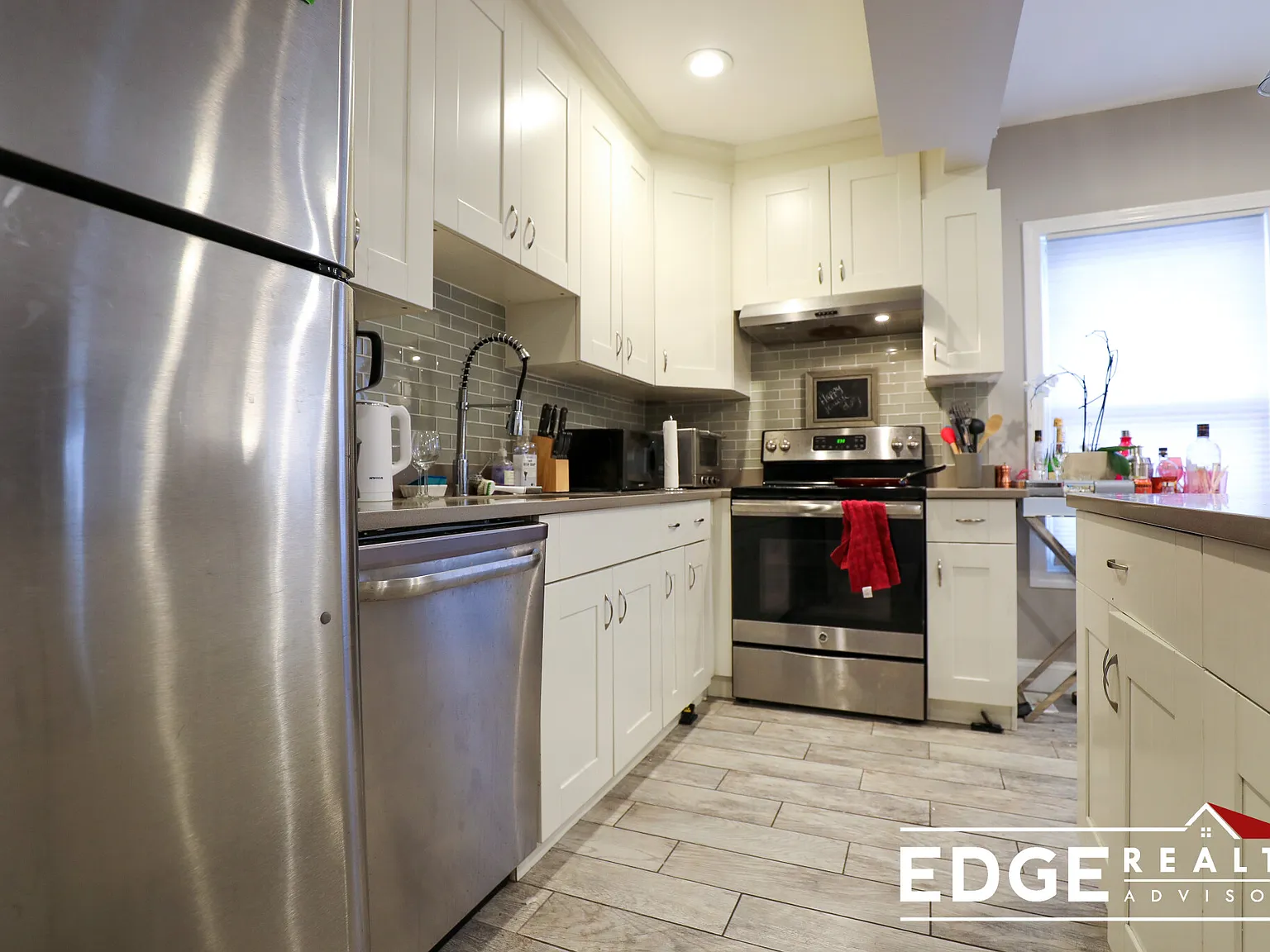 3 bed, 1.5 bath, 1300 sqft, $4,250 — Photo 2