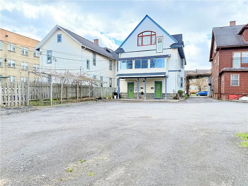 3 bed, 1.0 bath, 1200 sqft, $1,850 — Photo 3