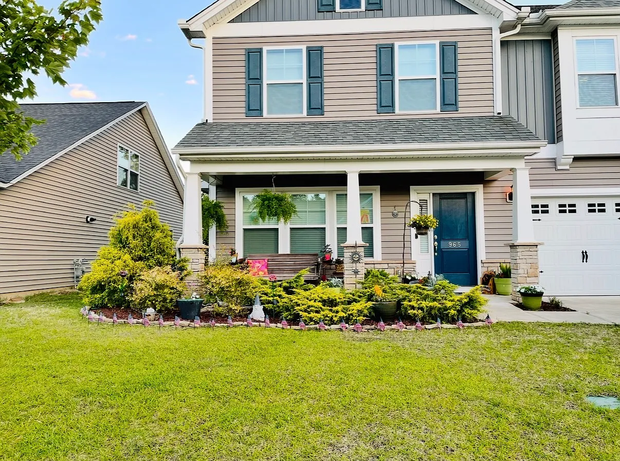 5 bed, 2.5 bath, 2572 sqft, $2,590 — Photo 1