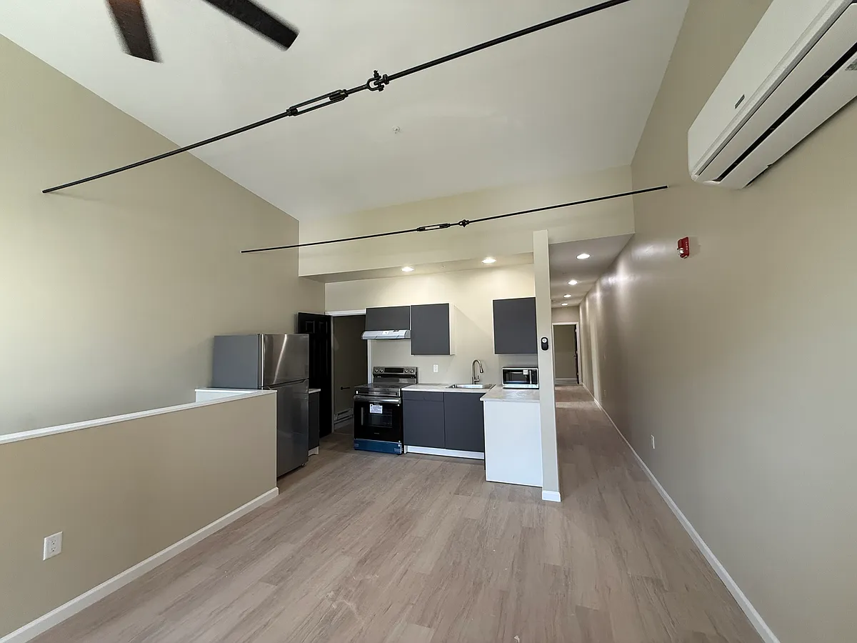 Building Photo - 1015 Lancaster Ave #2B