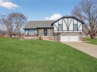 5660 Meadow Heights Dr, Shawnee, KS 66226