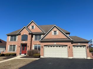 40W782 Fox Creek Dr, St Charles, IL 60175
