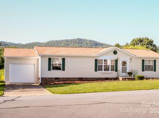 408 Riverwind Dr, Hendersonville, NC 28739