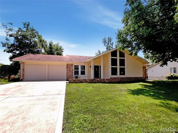 15464 Country Ridge Dr, Chesterfield, MO 63017