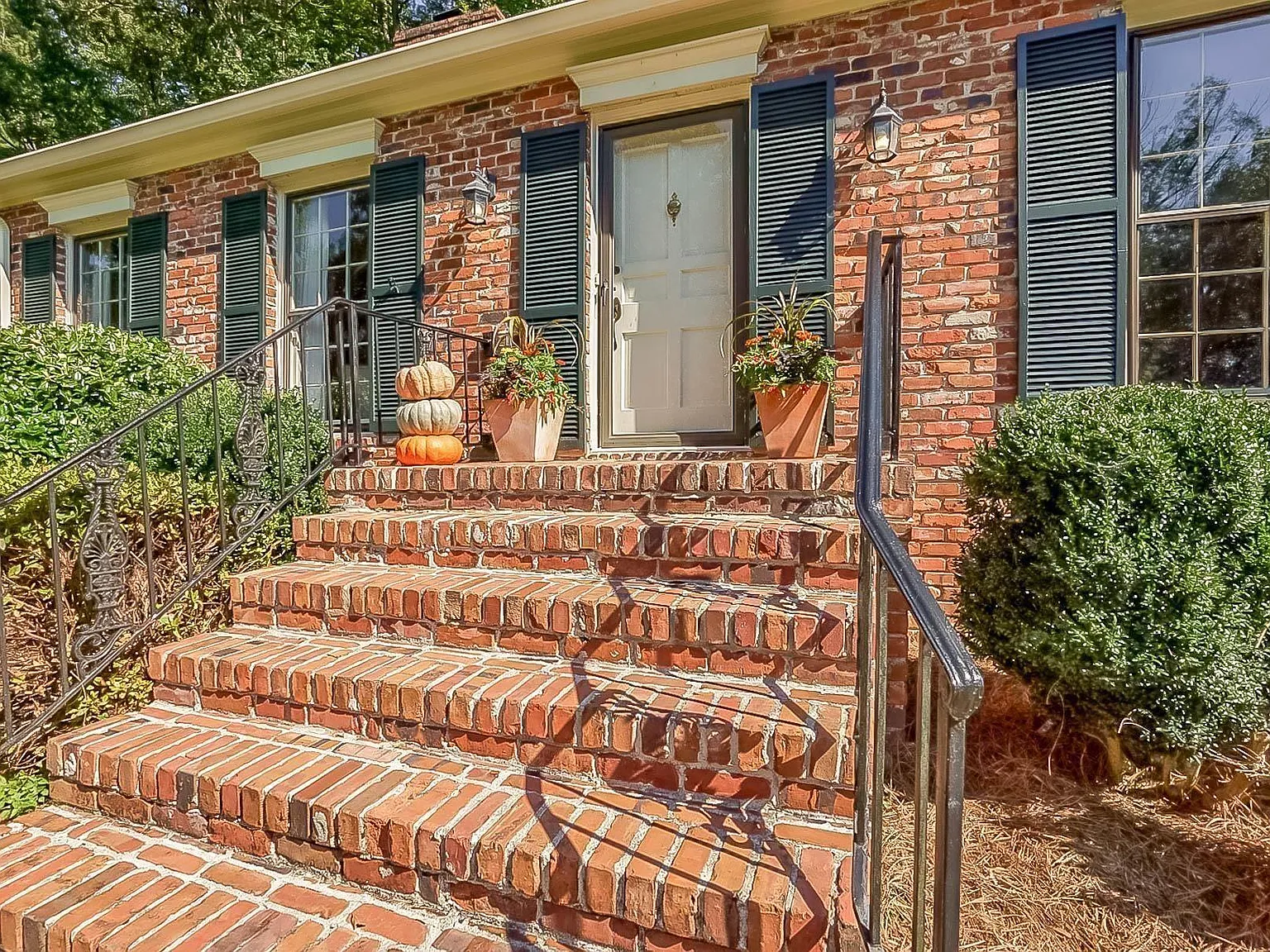 4 bed, 2.0 bath, 2076 sqft, $4,200 — Photo 2