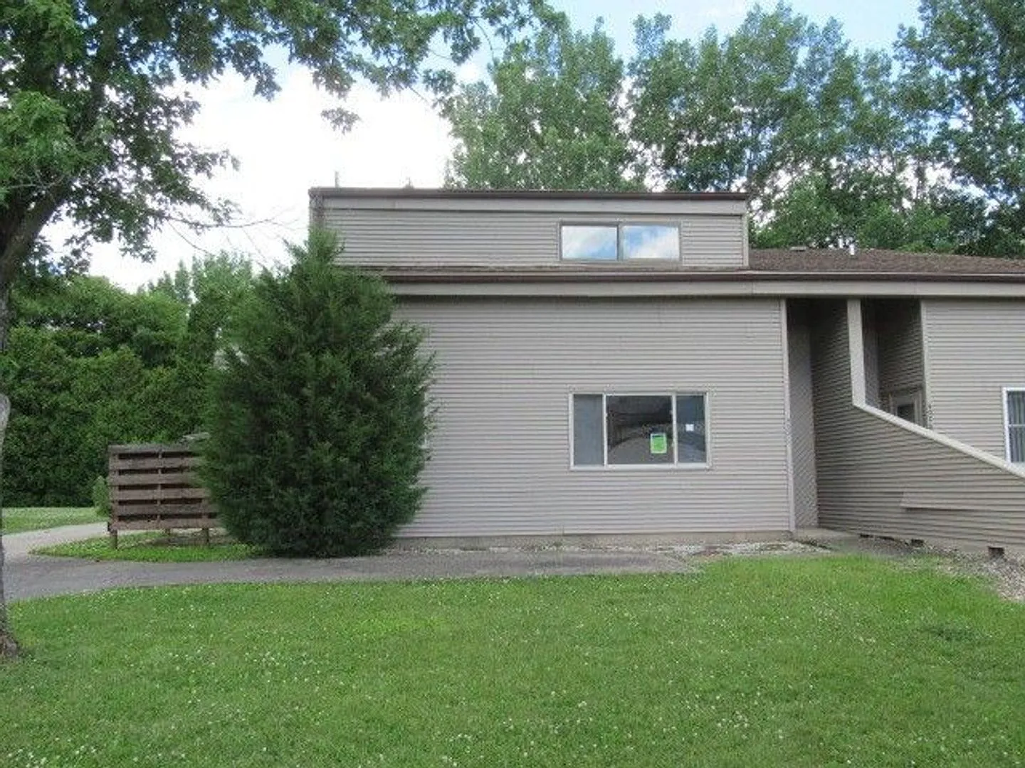 902 Hartwell Drive — Photo 2