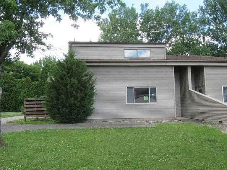 902 Hartwell Dr — Photo 2