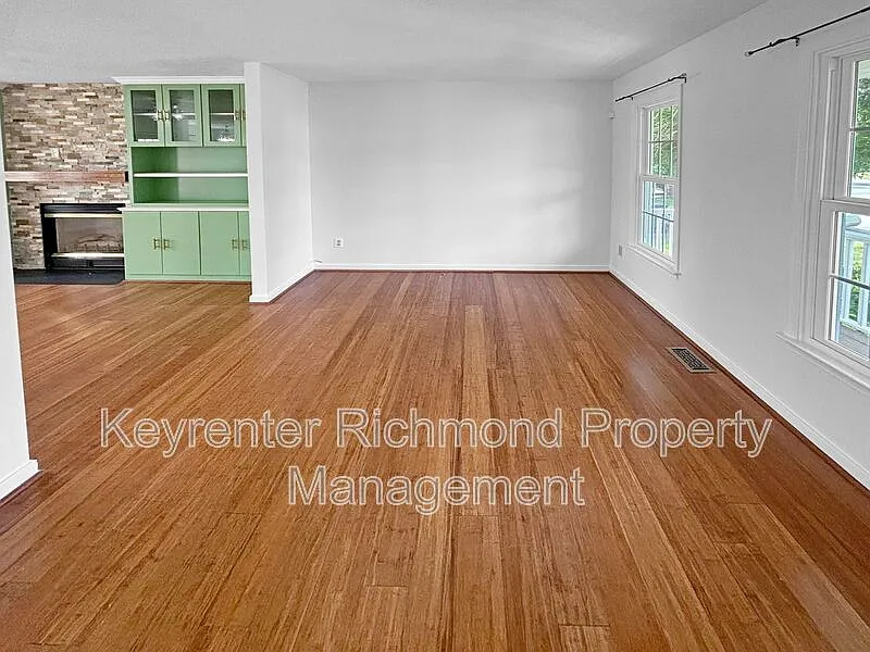 4 bed, 2.5 bath, 2000 sqft, $3,300 — Photo 3