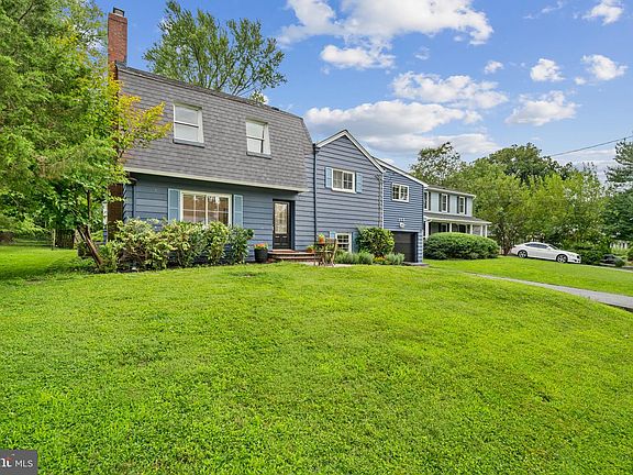 3rd image of 213 Piping Rock Dr