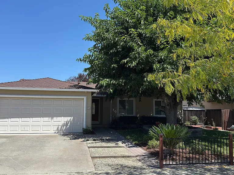 4782 Oyster Bay Dr — Photo 1