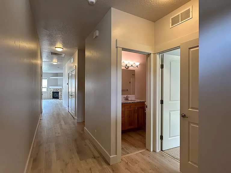 8918 W Northview St — Photo 2