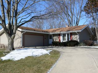 4918 W Oakwood Dr, McHenry, IL 60050